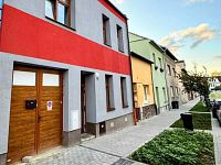 Pronájem RD s dvěma byty, průchozí garáží i dvorem se zahradou