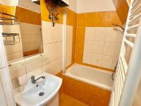 Pronájem RD s dvěma byty, průchozí garáží i dvorem se zahradou - Obrázek k zakázce č.: 724391