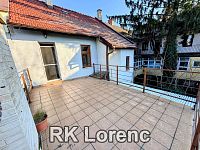 Pronájem RD s dvěma byty, průchozí garáží i dvorem se zahradou - Obrázek k zakázce č.: 724391