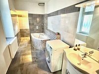 Pronájem RD s dvěma byty, průchozí garáží i dvorem se zahradou - Obrázek k zakázce č.: 724391