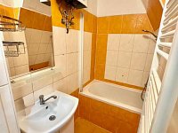 Pronájem RD s dvěma byty, průchozí garáží i dvorem se zahradou - Obrázek k zakázce č.: 724391