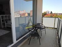 Pronájem velkého vybaveného bytu 1kk s balkonem v Jírovcově ulici - QKNU2399.JPG