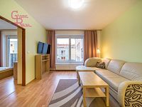 Pronájem 2 kk s balkonem a vlastním parkovacím stáním – Brno. - Zderadova_004 obývák.jpg