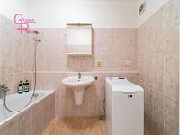 Pronájem 2 kk s balkonem a vlastním parkovacím stáním – Brno. - Zderadova_010 koiupelna.jpg