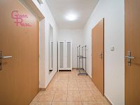 Pronájem 2 kk s balkonem a vlastním parkovacím stáním – Brno. - Zderadova_011 předsíň.jpg