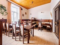 Prodej domu s bytovou jednotkou, penzionem a restaurací v obci Ražice. - restaurace