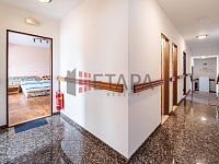 Prodej víceúčelového domu s bytem, penzionem a restaurací – Ražice u Písku - chodba v podkroví