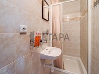 Prodej víceúčelového domu s bytem, penzionem a restaurací – Ražice u Písku - pokoj, koupelna