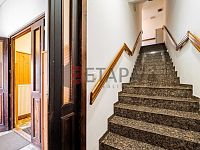 Prodej víceúčelového domu s bytem, penzionem a restaurací – Ražice u Písku - schodiště do podkroví
