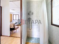 Prodej rekreačního areálu v Jihočeském kraji v okrese Jindřichův Hradec. - koupelna v chatě