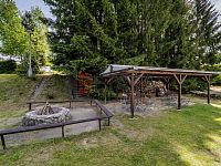 Prodej rekreačního areálu v Jihočeském kraji v okrese Jindřichův Hradec. - posezení, ohniště