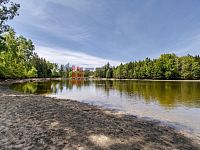 Prodej rekreačního areálu v Jihočeském kraji v okrese Jindřichův Hradec. - rybník u areálu