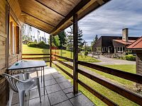 Prodej rekreačního areálu v Jihočeském kraji v okrese Jindřichův Hradec. - terasa u chaty