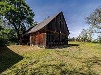 Prodej venkovského stavení s velkou zahradou ve Chvalkovicích v okrese Jindřichův Hradec. - dřevěná stodola a zahrada