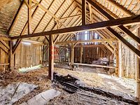 Prodej venkovského stavení s velkou zahradou ve Chvalkovicích v okrese Jindřichův Hradec. - druhá stodola - dřevěná