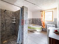 Prodej venkovského stavení s velkou zahradou ve Chvalkovicích v okrese Jindřichův Hradec. - koupelna