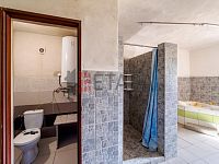 Prodej venkovského stavení s velkou zahradou ve Chvalkovicích v okrese Jindřichův Hradec. - koupelna