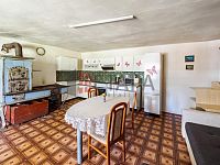 Prodej venkovského stavení s velkou zahradou ve Chvalkovicích v okrese Jindřichův Hradec. - kuchyně