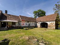 Prodej venkovského stavení s velkou zahradou ve Chvalkovicích v okrese Jindřichův Hradec. - nemovitost