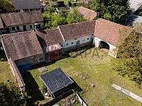 Prodej venkovského stavení s velkou zahradou ve Chvalkovicích v okrese Jindřichův Hradec. - nemovitost