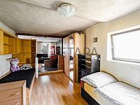 Prodej venkovského stavení s velkou zahradou ve Chvalkovicích v okrese Jindřichův Hradec. - pokoje