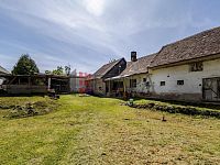 Prodej venkovského stavení s velkou zahradou ve Chvalkovicích v okrese Jindřichův Hradec. - pozemek