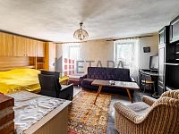 Prodej venkovského stavení s velkou zahradou ve Chvalkovicích v okrese Jindřichův Hradec. - první pokoj