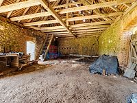 Prodej venkovského stavení s velkou zahradou ve Chvalkovicích v okrese Jindřichův Hradec. - rozlehlá stodola