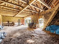 Prodej venkovského stavení s velkou zahradou ve Chvalkovicích v okrese Jindřichův Hradec. - stodola