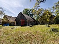 Prodej venkovského stavení s velkou zahradou ve Chvalkovicích v okrese Jindřichův Hradec. - stodoly se zahradou
