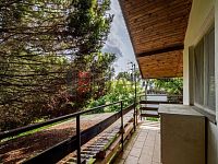 Prodej zděné chaty s velkou zahradou u Týna nad Vltavou. - balkón