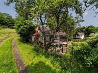 Prodej zděné chaty s velkou zahradou u Týna nad Vltavou. - chata s přístupovou cestou