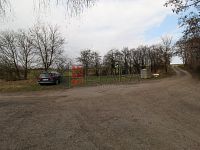 Prodej zděné chaty s velkou zahradou u Týna nad Vltavou. - místo na parkování