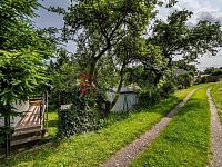 Prodej zděné chaty s velkou zahradou u Týna nad Vltavou. - přístupová cesta