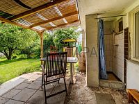 Prodej zděné chaty s velkou zahradou u Týna nad Vltavou. - terasa se sprchovým koutem