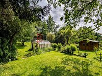 Prodej zděné chaty s velkou zahradou u Týna nad Vltavou. - zahrada v létě