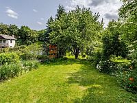 Prodej zděné chaty s velkou zahradou u Týna nad Vltavou. - zahrada v létě