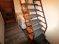 Pronájem zděné chaty se zahradou v osadě Lojzovy Paseky u Vodní nádrže Lipno. - chodba a schodiště