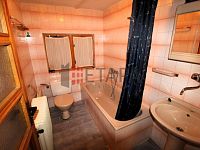 Pronájem zděné chaty se zahradou v osadě Lojzovy Paseky u Vodní nádrže Lipno. - koupelna