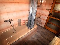 Pronájem zděné chaty se zahradou v osadě Lojzovy Paseky u Vodní nádrže Lipno. - koupelna