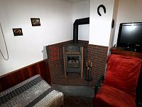 Pronájem zděné chaty se zahradou v osadě Lojzovy Paseky u Vodní nádrže Lipno. - krb