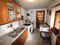 Pronájem zděné chaty se zahradou v osadě Lojzovy Paseky u Vodní nádrže Lipno. - kuchyně