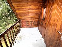 Pronájem zděné chaty se zahradou v osadě Lojzovy Paseky u Vodní nádrže Lipno. - lodžie