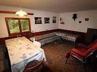 Pronájem zděné chaty se zahradou v osadě Lojzovy Paseky u Vodní nádrže Lipno. - obývací pokoj