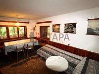 Pronájem zděné chaty se zahradou v osadě Lojzovy Paseky u Vodní nádrže Lipno. - obývací pokoj