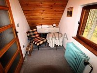 Pronájem zděné chaty se zahradou v osadě Lojzovy Paseky u Vodní nádrže Lipno. - podkroví