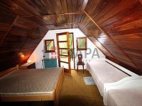 Pronájem zděné chaty se zahradou v osadě Lojzovy Paseky u Vodní nádrže Lipno. - podkroví