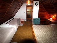 Pronájem zděné chaty se zahradou v osadě Lojzovy Paseky u Vodní nádrže Lipno. - podkroví