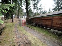 Pronájem zděné chaty se zahradou v osadě Lojzovy Paseky u Vodní nádrže Lipno. - příjezdová cesta