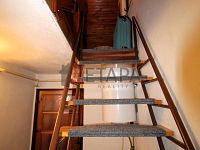 Pronájem zděné chaty se zahradou v osadě Lojzovy Paseky u Vodní nádrže Lipno. - schody do podkroví